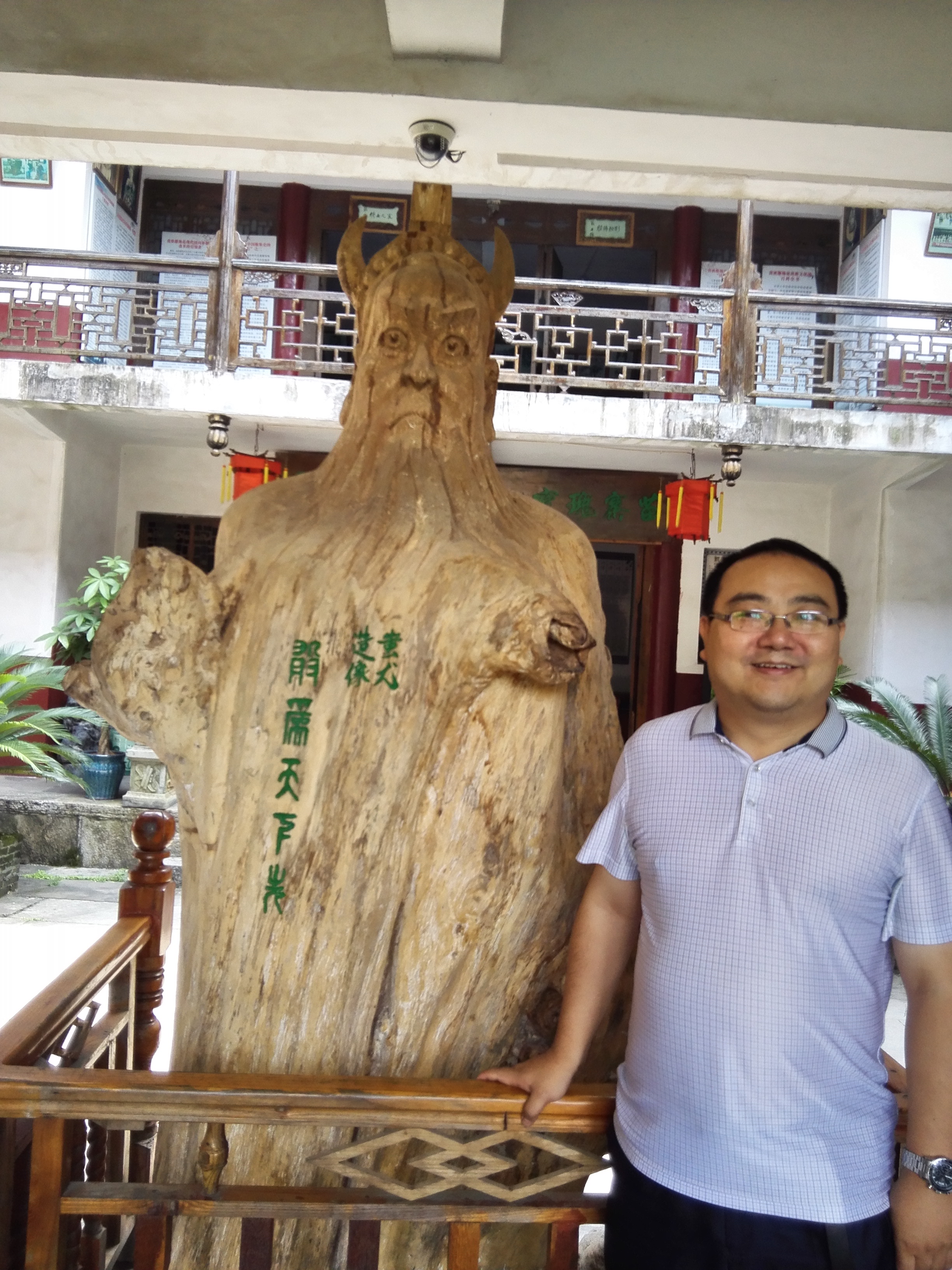 点击此处上传个人照片