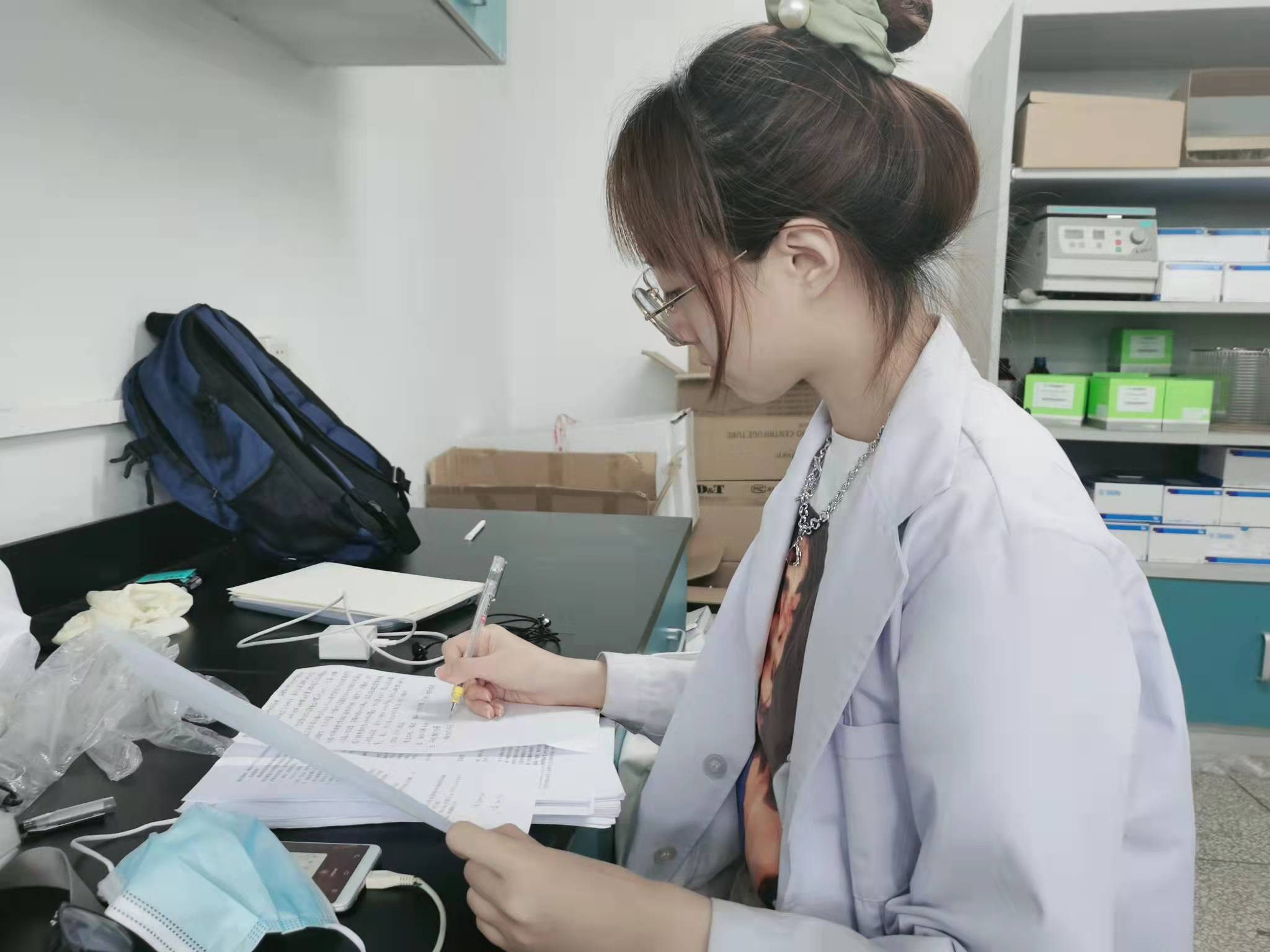 点击此处上传个人照片