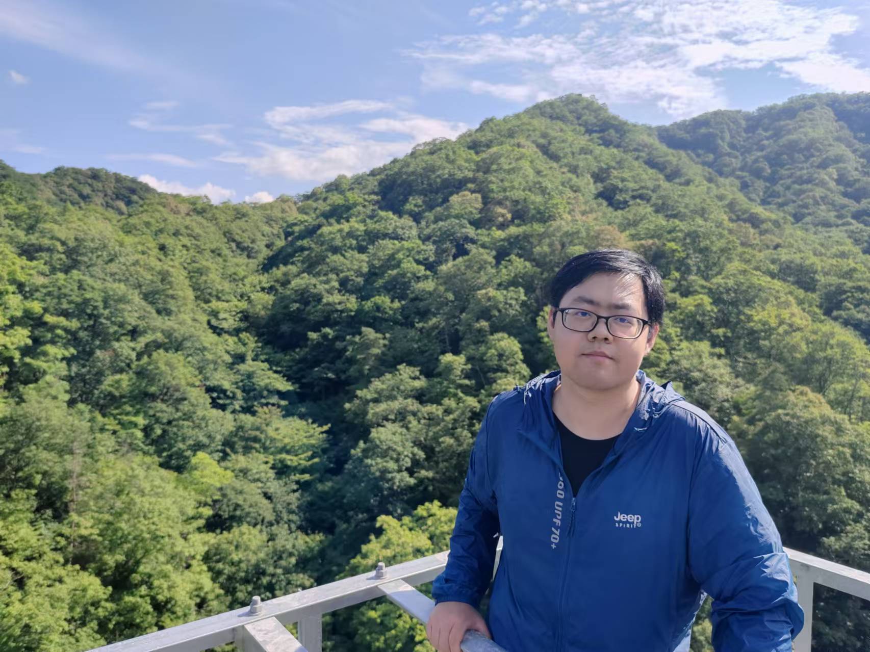 点击此处上传个人照片