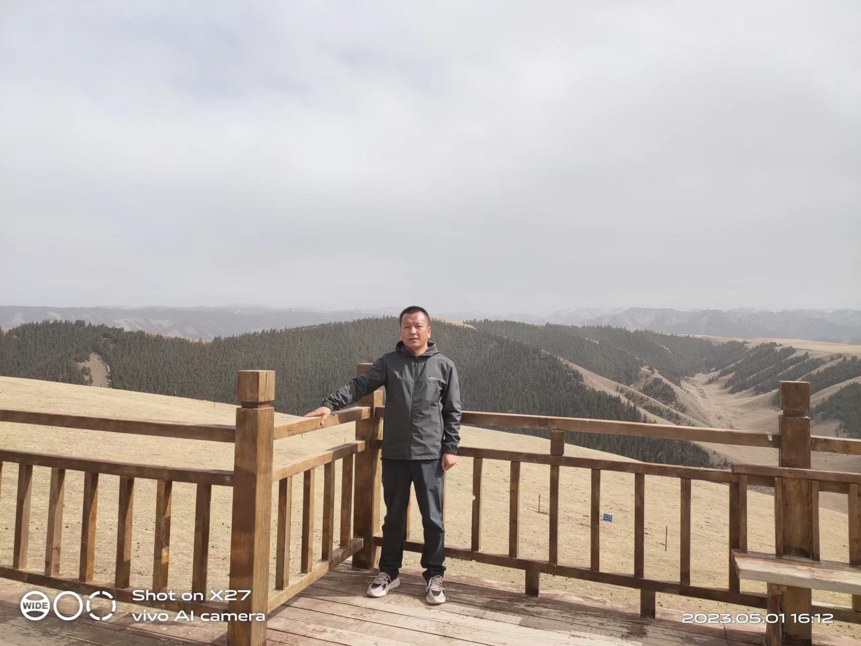 点击此处上传个人照片